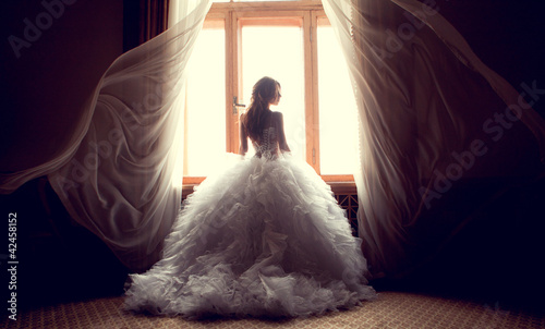 Fotografía The beautiful bride against a window indoors