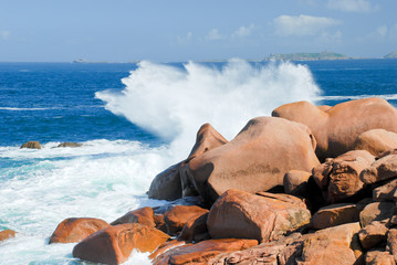 Canvas Print - sea wave breaks against the pink granite rocks