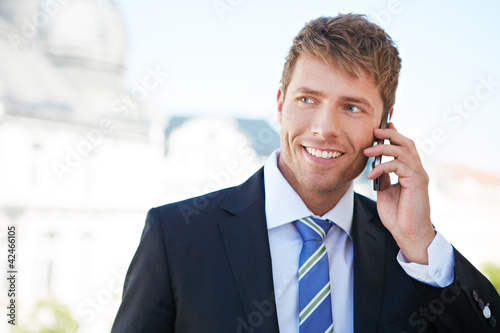 Foto Geschäftsmann telefoniert mit Smartphone
