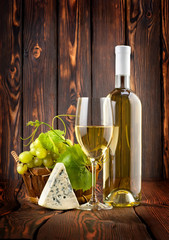 Wall Mural - white wine with grapes and blue cheese