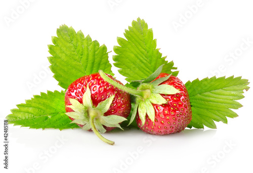 Nowoczesny obraz na płótnie Ripe strawberries with leaves