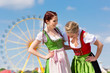 © Kzenon - Junge Frauen in Dirndl in Bayern auf Volksfest