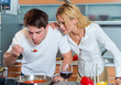 zwei junge Leute kochen gemeinsam