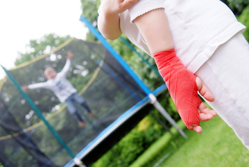 Trampolin Unfall Mädchen hat Finger gebrochen