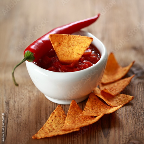 Fototapeta na wymiar Tortilla Chips mit Salsa dip - hot