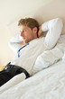 © Light Impression - entspannter Mann liegt auf Bett