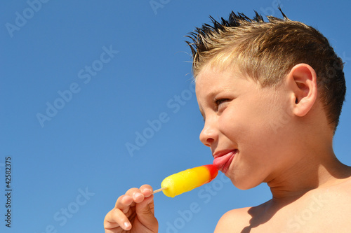 Kind mit Eis