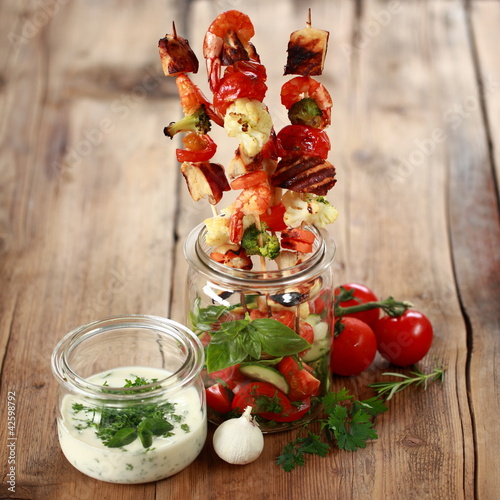 Fototapeta do kuchni sommerlich leichte Putenspieße mit Gemüse und Joghurt-Dip