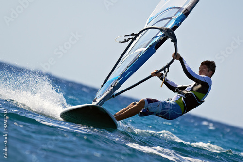 Obraz w ramie Side view of young windsurfer