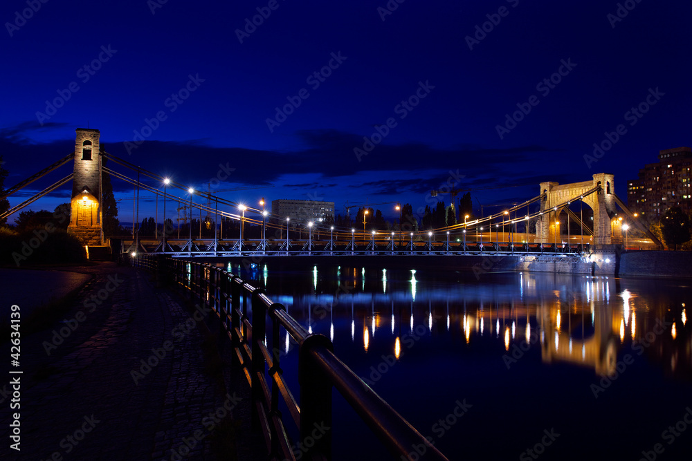 wroclaw-noca-most-grunwaldzki
