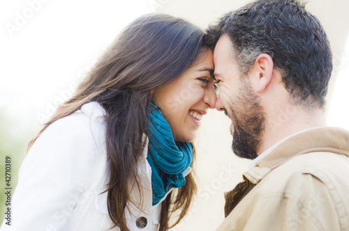 Cuadros en Lienzo Pareja joven de enamorados