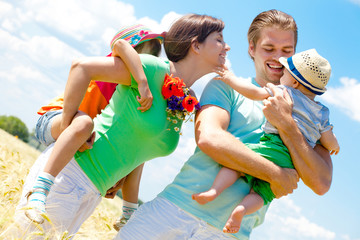 Poster - familie auf dem feld 2