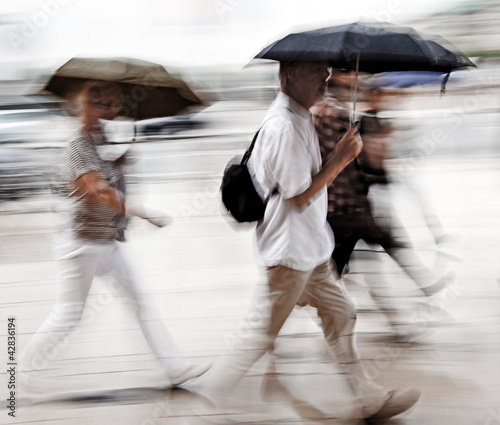 Menschen Mit Regenschirm Unscharf Kaufen Sie Dieses Foto Und Finden Sie Ahnliche Bilder Auf Adobe Stock Adobe Stock