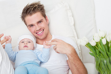 Wall Mural - papa mit baby im bett