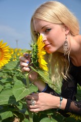 Wall Mural - femme avec tournesol