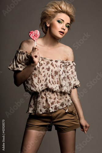 Naklejka dekoracyjna beautiful fashionable woman with candy