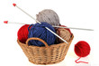 Panier de pelotes de laine et aiguilles à tricoter