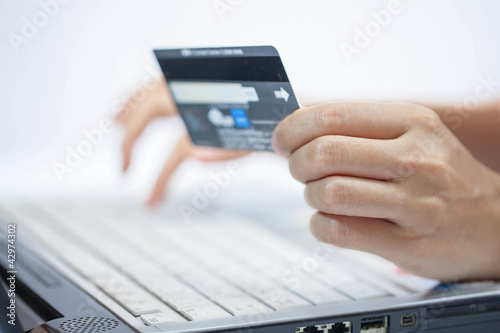 Cuadros en Lienzo Using a credit card. Online shopping.