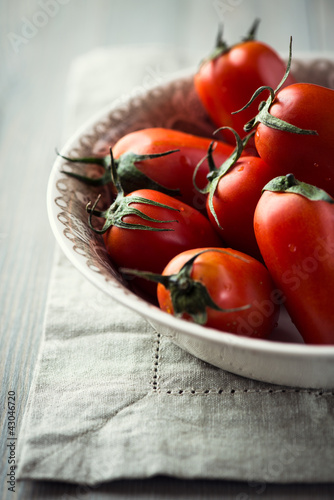 Plakat na zamówienie Various red tomatoes in a bowl