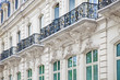 Haus mit Balkon auf der Champs Elysees in Paris