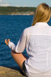 © Nelos - Frau beim Joga am Meer; Ausschnitt