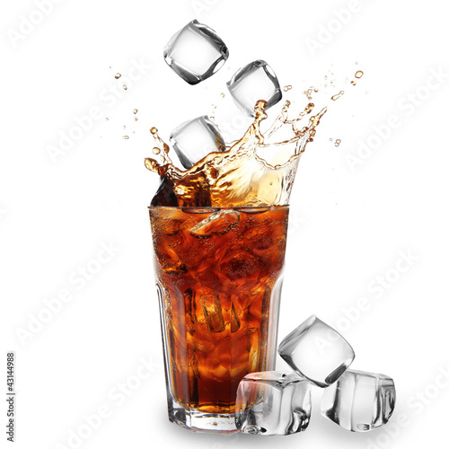 Fototapeta do kuchni Cola glass with falling ice cubes over white