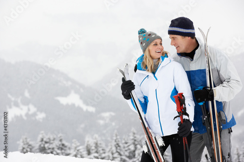 Fotografía Middle Aged Couple On Ski Holiday In Mountains