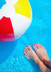 Fototapete - Summer leisure in a pool
