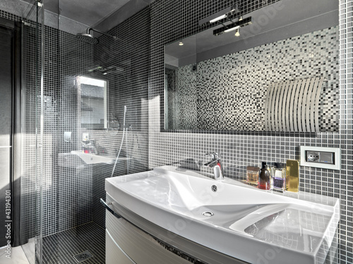 Cuadros en Lienzo dettaglio del lavabo e box doccia di un bagno moderno
