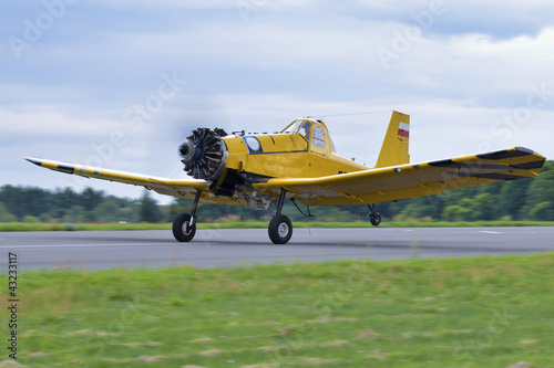 Naklejka ścienna Take-off of the plane which can drop water on the fire