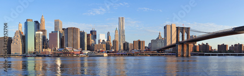 Obraz w ramie Urban City skyline over river