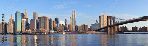 Naklejka dekoracyjna Urban City skyline over river