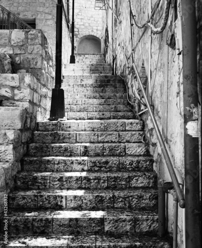 czarno-biale-stare-schody-w-miescie-safed-izrael