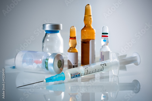 Fotografia Medical ampoules and syringe