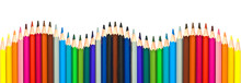 Crayons De Couleur Multicolores En Forme De Vague. Panoramique, Isolé Fond Blanc