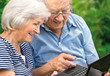 © tbel - Seniorenpaar mit Laptop