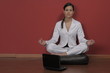 © implementarfilms - mujer de negocios haciendo yoga
