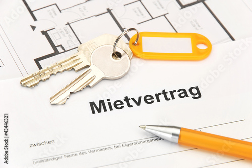Fotografía Mietvertrag mit Schlüsselbund und Kugelschreiber