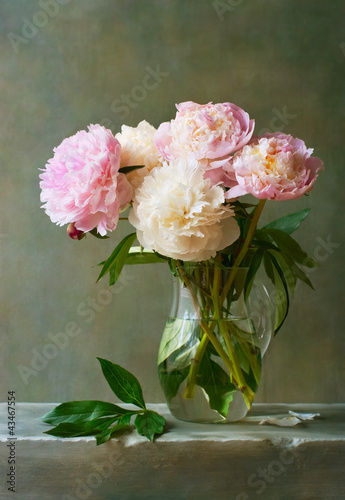 Obraz w ramie Bouquet of peonies in a glass jar