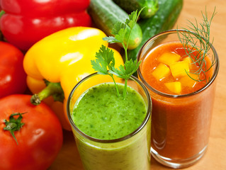 Fototapete - Healthy drink, vegetable juice, red and green