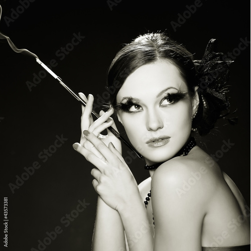 portret-pieknej-ciemnowlosej-dziewczyny-z-papierosem-w-stylu-retro