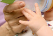 Hände von Baby und Oma