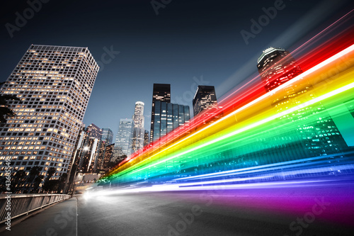 Láminas Tráfico colorido del tráfico del autobús del arco iris en ciudad