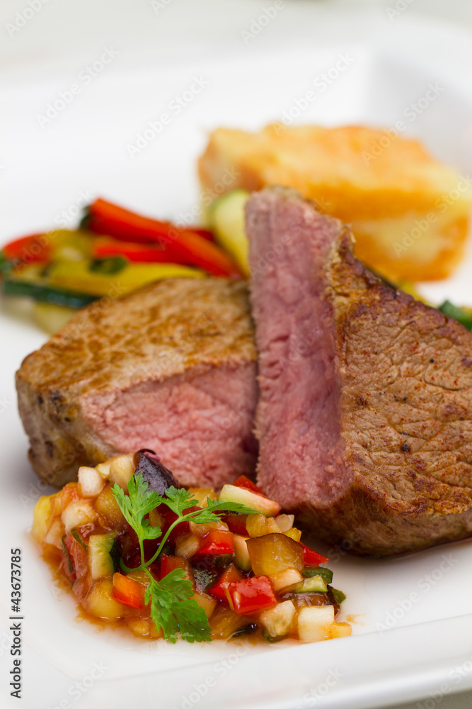 Stock-Foto „Kalbsrücken an Gemüse“ | Adobe Stock