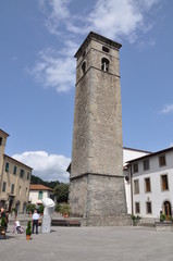 Canvas Print - Stone tower in center of Garfagnana