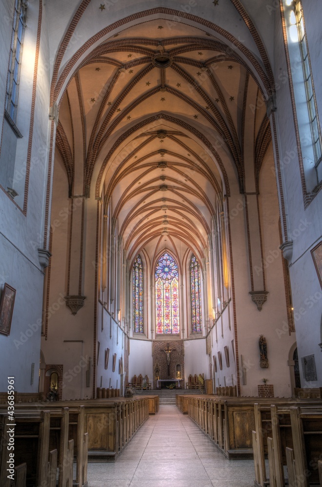 Wnętrze Gotyckiego kościoła - obrazy, fototapety, plakaty 