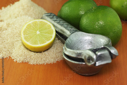 metalowy-wyciskacz-do-cytrusow-i-limonki-w-tle