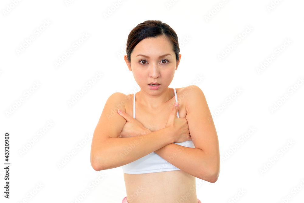 胸を隠す女性
