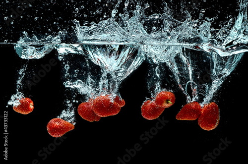 Dekoracja na wymiar  splash-owocow-truskawek-na-wodzie