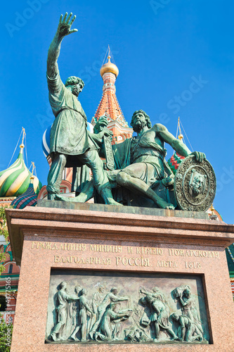 фотография Monument to Minin and Pozharsky with Pokrovsky Cathedral in Mosc
